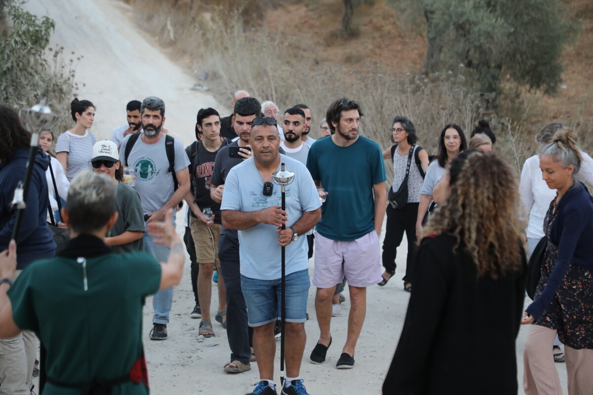 Активисты собираются ради палестинской семьи на фоне расширения израильских поселений