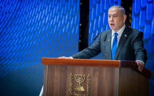 Биньямин Нетаньяху выступает с речью в День памяти на Маунт Херцль