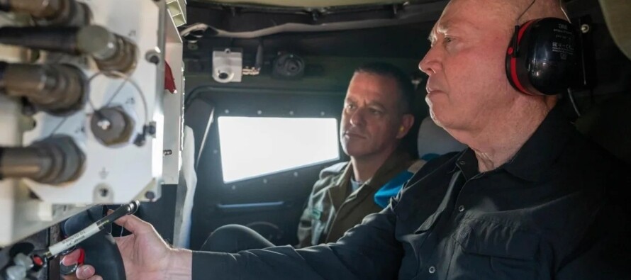 Напряженность растет, так как Нетаньяху планирует уволить министра обороны