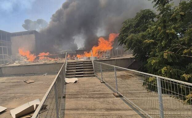 Массивный пожар вспыхнул в Иерусалиме, достиг музея Израиля