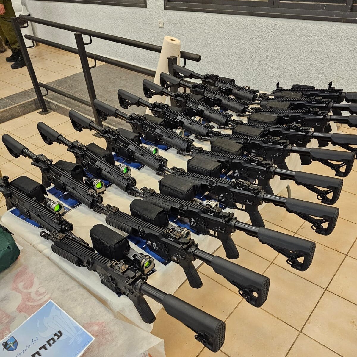 Израиль распределяет штурмовые винтовки среди команд гражданской обороны