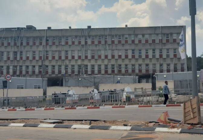 Израильский солдат бросает бомбу в офис министерства обороны