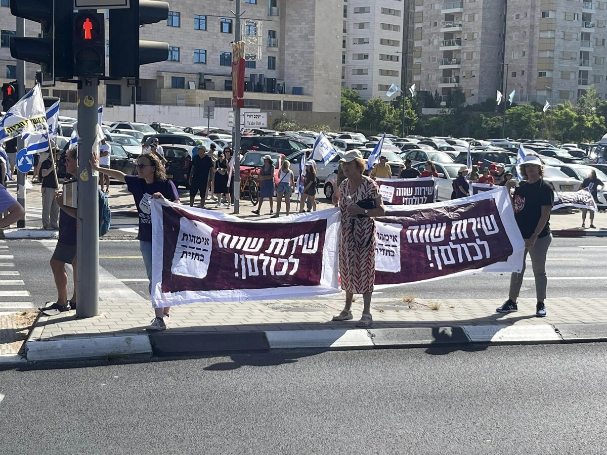 Израильские протестующие блокируют крупные дороги на антиправительственной акции