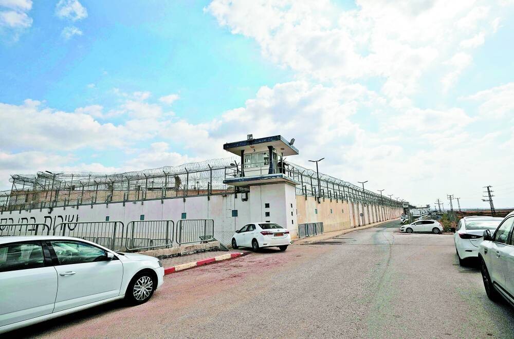 Израильский министр продлил запрет на посещения палестинских заключенных