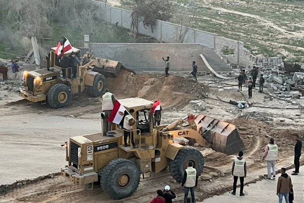 Israeli Army Begins Debris Removal in Gaza