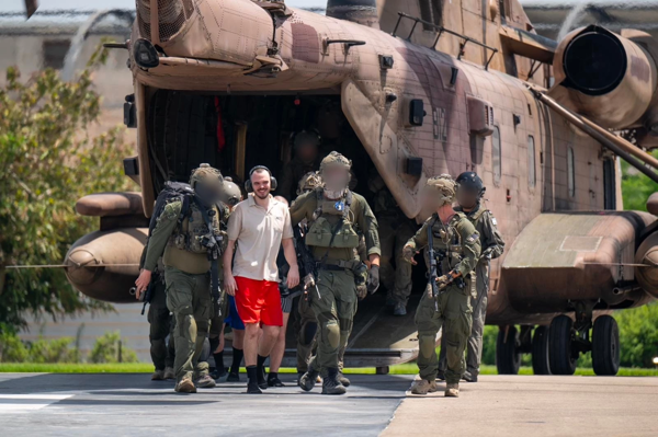 Родители освобожденного заложника Андрея Козлова: 'Теперь у нас только семейные планы'