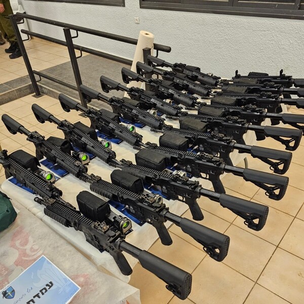 Израиль распределяет штурмовые винтовки среди команд гражданской обороны