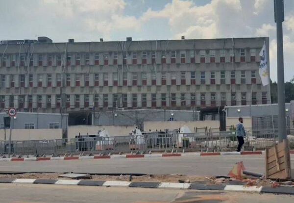 Израильский солдат бросает бомбу в офис министерства обороны