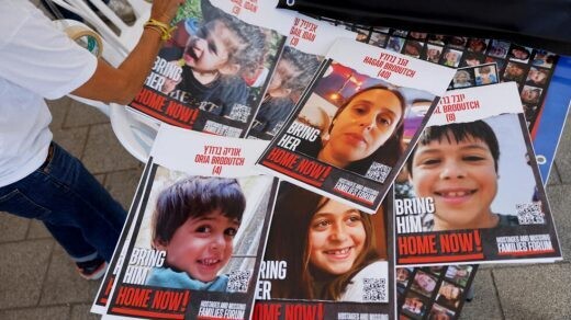 Переговорщик: 'У нас есть уверенность, что десятки заложников живы'