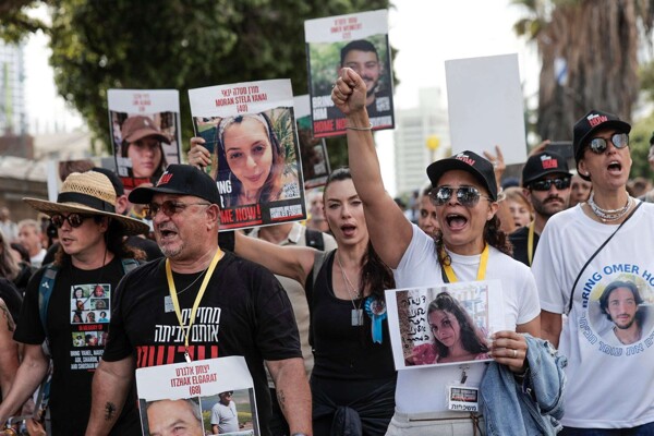 Семьи требуют прекращения огня на фоне 300 дней в плену