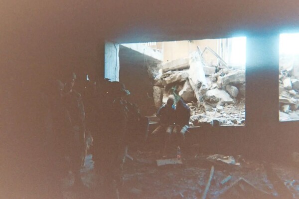 Израильские солдаты принуждают палестинских задержанных