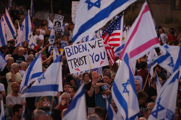 Тысячи израильтян протестуют в Тель-Авиве за сделку по освобождению заключенных с ХАМАСом