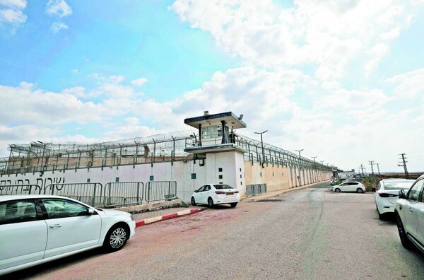 Израильский министр продлил запрет на посещения палестинских заключенных